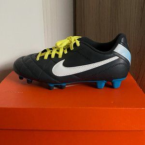 7.5 BRAND NEW Dark Gray Womens Nike Soccer Shoes Tiempo Rio FG
